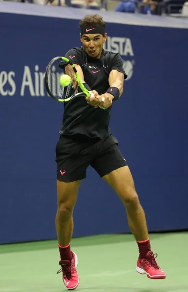 Le champion du Grand Chelem Rafael Nadal d'Espagne en action lors de son match de demi-finale de l'US Open 2017 — Photo