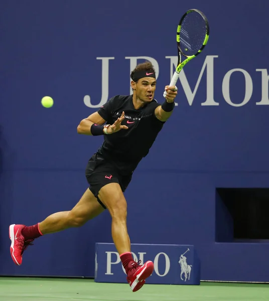 El campeón de Grand Slam Rafael Nadal de España en acción durante su partido de semifinales US Open 2017 — Foto de Stock