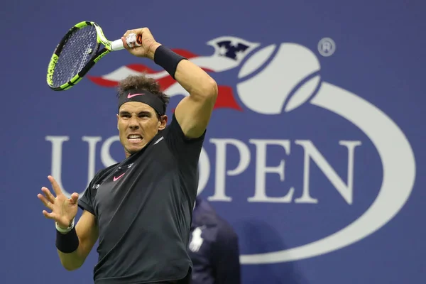 Grand Slam Championem Rafael Nadal Hiszpanii w akcji podczas meczu półfinału nas otwarte 2017 — Zdjęcie stockowe