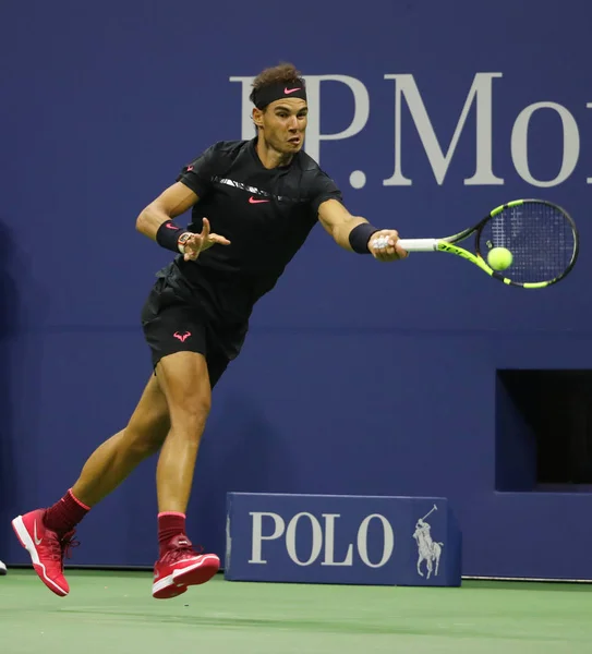 Campeão do Grand Slam Rafael Nadal da Espanha em ação durante sua partida de semifinal do US Open 2017 — Fotografia de Stock