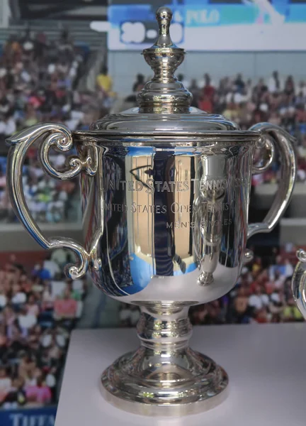 US Open férfi kislemez trófea a kijelző alatt Us Open 2017 — Stock Fotó