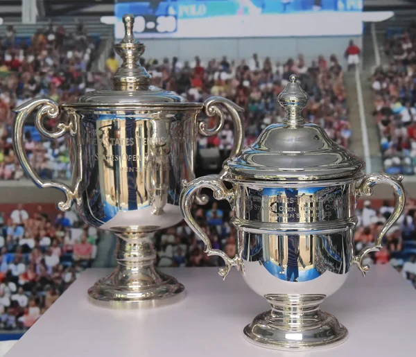 Us open Männer und Frauen Einzel Trophäen, die während der us open 2017 ausgestellt werden — Stockfoto