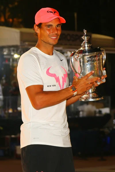 Mistr nás Open 2017 Rafael Nadal ze Španělska pózuje s Us Open trofej — Stock fotografie