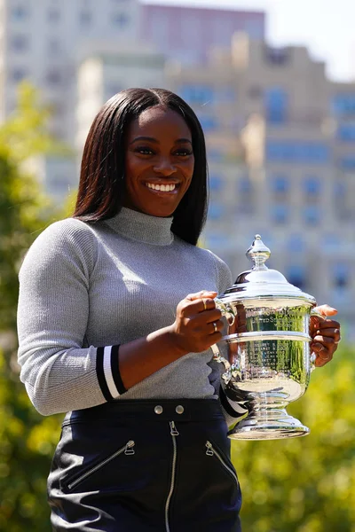 Us open 2017 champion sloane stephens of united states posiert mit uns offene Trophäe im Central Park — Stockfoto