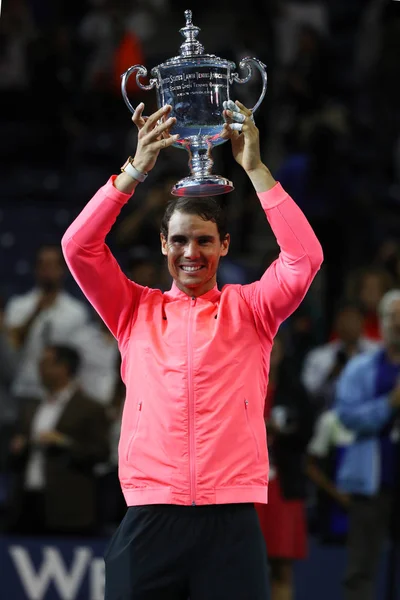 Rafael Nadal, campeón del US Open 2017, posando con el trofeo US Open durante la presentación del trofeo — Foto de Stock