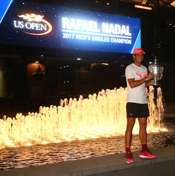 Rafael Nadal, campeón del US Open 2017, posando con el trofeo US Open — Foto de Stock