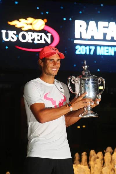Oss öppna 2017 mästaren Rafael Nadal Spanien poserar med oss Open-pokalen — Stockfoto