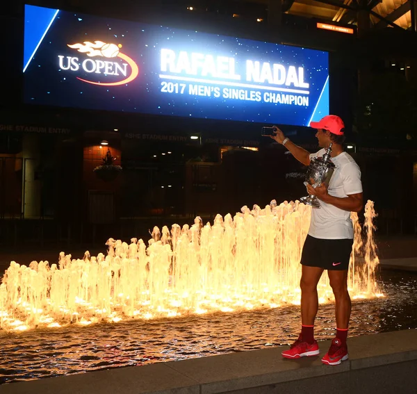 Bize açık 2017 İspanya alarak selfie Us Open kupa ile Rafael Nadal şampiyonu