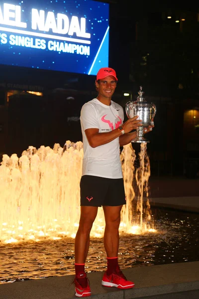 Bize açık 2017 ile Us Open kupa İspanya poz, Rafael Nadal şampiyonu — Stok fotoğraf