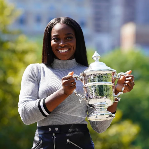 Us open 2017 champion sloane stephens of united states posiert mit uns offene Trophäe im Central Park — Stockfoto