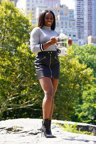 Sloane Stephens, championne de l'US Open 2017, pose avec le trophée de l'US Open à Central Park — Photo