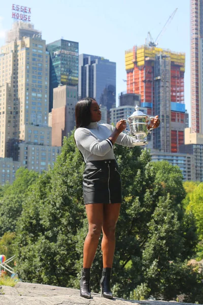 Ons Open 2017 kampioen Sloane Stephens van Verenigde Staten poseren met trofee van de Us Open in Central Park — Stockfoto