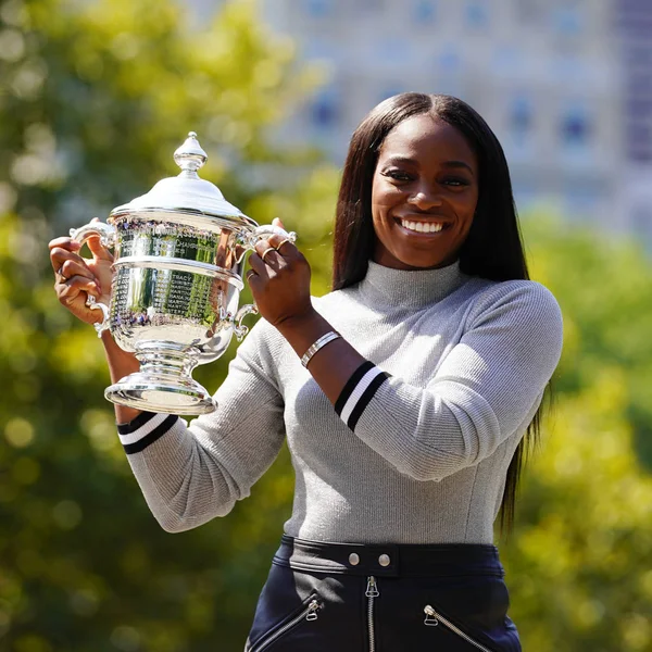 US Open 2017 champion Sloane Stephens of United States posing with US Open trophy in Central Park — Stock Photo, Image