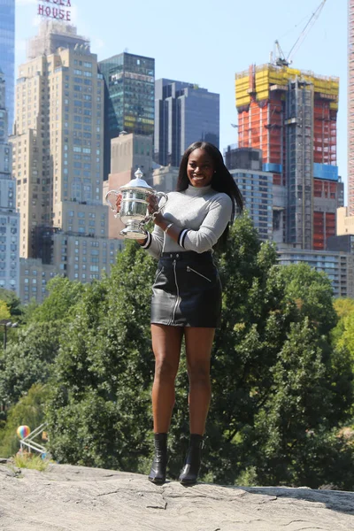 Ons Open 2017 kampioen Sloane Stephens van Verenigde Staten poseren met trofee van de Us Open in Central Park — Stockfoto