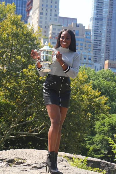 Nas Open 2017 mistrz Sloane Stephens Stany stanowiące z Us Open trofeum w Central Park — Zdjęcie stockowe