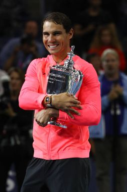 Bize açık 2017 onun final maçı sonra zafer İspanya ile Us Open kupa kupa sunu sırasında poz, Rafael Nadal şampiyonu