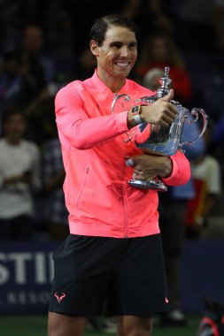 Bize açık 2017 onun final maçı sonra zafer İspanya ile Us Open kupa kupa sunu sırasında poz, Rafael Nadal şampiyonu