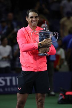 Bize açık 2017 onun final maçı sonra zafer İspanya ile Us Open kupa kupa sunu sırasında poz, Rafael Nadal şampiyonu
