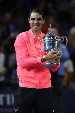 Bize açık 2017 onun final maçı sonra zafer İspanya ile Us Open kupa kupa sunu sırasında poz, Rafael Nadal şampiyonu