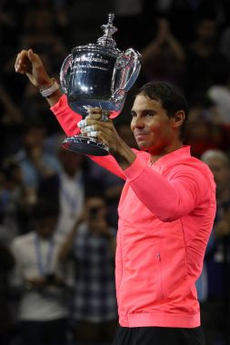 Bize açık 2017 onun final maçı sonra zafer İspanya ile Us Open kupa kupa sunu sırasında poz, Rafael Nadal şampiyonu