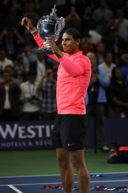 Bize açık 2017 onun final maçı sonra zafer İspanya ile Us Open kupa kupa sunu sırasında poz, Rafael Nadal şampiyonu