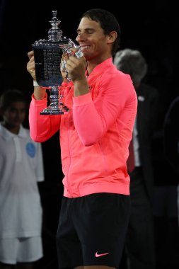Bize açık 2017 onun final maçı sonra zafer İspanya ile Us Open kupa kupa sunu sırasında poz, Rafael Nadal şampiyonu
