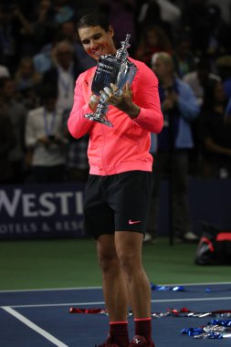 Bize açık 2017 onun final maçı sonra zafer İspanya ile Us Open kupa kupa sunu sırasında poz, Rafael Nadal şampiyonu