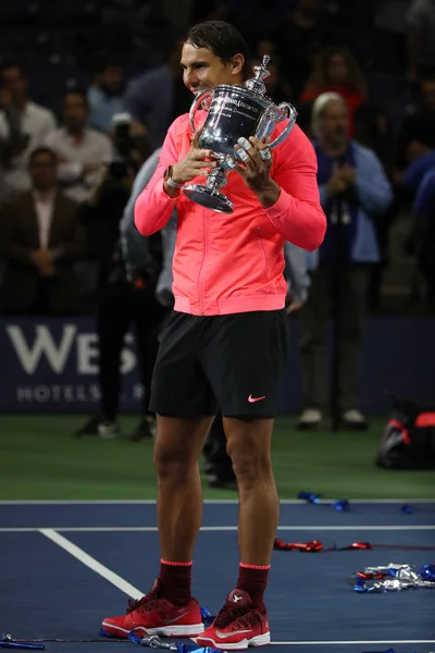 Rafael Nadal, campeón del US Open 2017, posando con el trofeo US Open durante la presentación del trofeo después de su victoria final — Foto de Stock