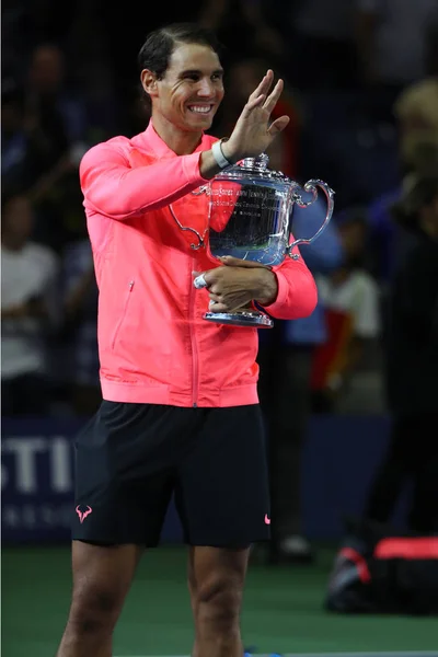 Rafael Nadal, campeón del US Open 2017, posando con el trofeo US Open durante la presentación del trofeo después de su victoria final — Foto de Stock