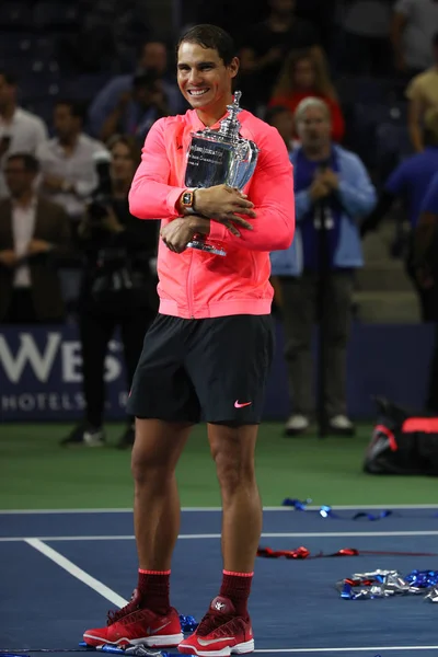 Чемпион США Open 2017 Рафаэль Надаль из Испании позирует с US Open trophy во время презентации трофея после его финальной победы в матче — стоковое фото