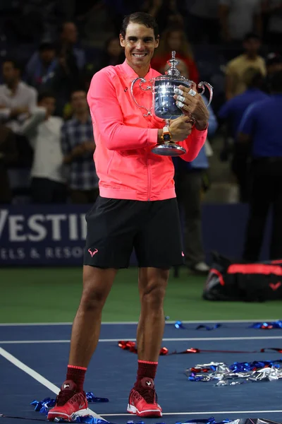 Rafael Nadal, campeón del US Open 2017, posando con el trofeo US Open durante la presentación del trofeo después de su victoria final — Foto de Stock