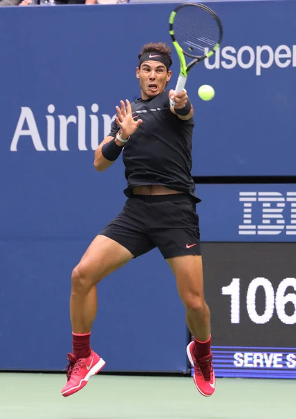 Grand Slamu Rafael Nadal ze Španělska v akci během jeho finálový zápas nás Open 2017 — Stock fotografie