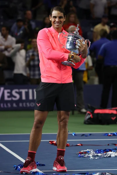 Oss öppna 2017 mästaren Rafael Nadal Spanien poserar med Us Open trophy under trophy presentation efter hans sista match seger — Stockfoto