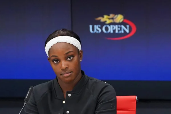 Onu zafer bize açık 2017 yarı final maçında, sonra basın toplantısı sırasında profesyonel tenis oyuncusu Sloane Stephens Amerika Birleşik Devletleri — Stok fotoğraf