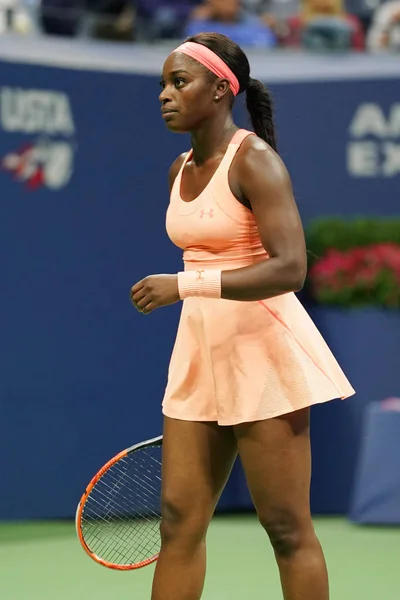 La tenista profesional Sloane Stephens de Estados Unidos en acción durante su partido de semifinal en el US Open 2017 — Foto de Stock