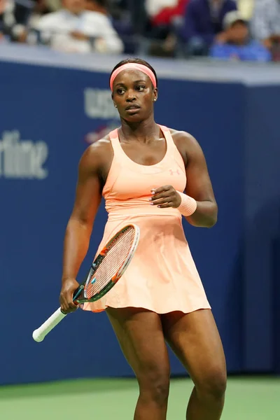 La tennista professionista Sloane Stephens degli Stati Uniti in azione durante la sua semifinale agli US Open 2017 — Foto Stock