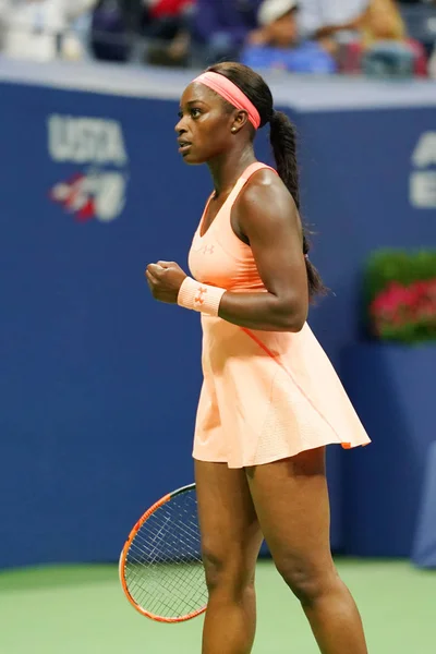 La tennista professionista Sloane Stephens degli Stati Uniti in azione durante la sua semifinale agli US Open 2017 — Foto Stock