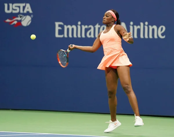 Επαγγελματίας παίκτης του τένις Sloane Stephens των Ηνωμένων Πολιτειών σε δράση κατά τη διάρκεια της ημιτελικό αγώνα στο μας ανοιχτή 2017 — Φωτογραφία Αρχείου