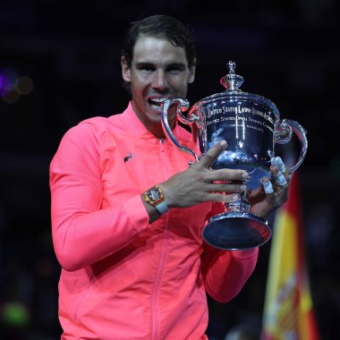 Bize açık 2017 onun final maçı sonra Kevin Andersen karşı zafer İspanya ile Us Open kupa kupa sunu sırasında poz, Rafael Nadal şampiyonu
