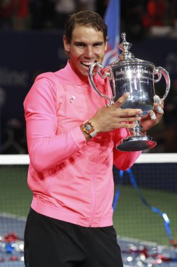 Bize açık 2017 onun final maçı sonra Kevin Andersen karşı zafer İspanya ile Us Open kupa kupa sunu sırasında poz, Rafael Nadal şampiyonu