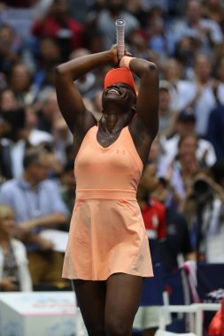 Bize açık 2017 şampiyonu Sloane Stephens Amerika Birleşik Devletleri Madison anahtarları karşı onun son maçı sonrası zafer kutluyor