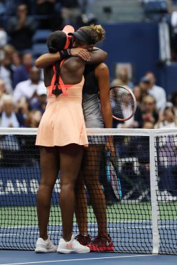 Onu zafer bize açık 2017 bayanlar final maçı, sonra bize açık 2017 şampiyonu Sloane Stephens Madison Keys (R) kutladı 