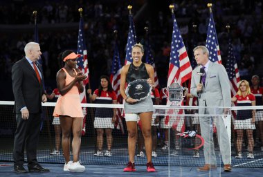 Finalist Madison Keys (R) ve bize açık 2017 Sloane Stephens kupa sunum Billie Jean King Ulusal Tenis Merkezi kadın final maçı sonrası sırasında şampiyonu