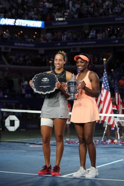 Finalist Madison tuşları (L) ve bize açık 2017 Sloane Stephens kupa sunum Billie Jean King Ulusal Tenis Merkezi kadın final maçı sonrası sırasında şampiyonu
