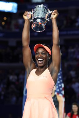 Bize açık 2017 Sloane onu final maçı sonra Madison anahtarları karşı zafer, Amerika Birleşik Devletleri ile Us Open kupa kupa sunu sırasında poz Stephens şampiyonu