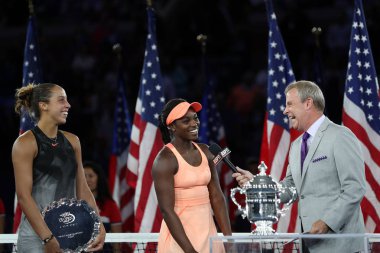 Finalist Madison tuşları (L) ve bize açık 2017 Sloane Stephens kupa sunum Billie Jean King Ulusal Tenis Merkezi kadın final maçı sonrası sırasında şampiyonu