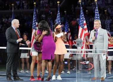 Finalist Madison tuşları (L) ve bize açık 2017 Sloane Stephens kupa sunum Billie Jean King Ulusal Tenis Merkezi kadın final maçı sonrası sırasında şampiyonu