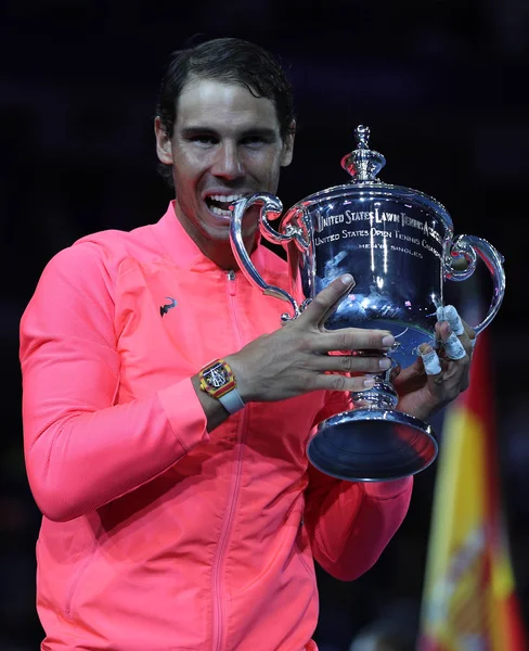 Us open 2017 champion rafael nadal aus spanien posiert mit uns offene trophäe bei der trophäenübergabe nach seinem finalen spielsieg gegen kevin andersen — Stockfoto