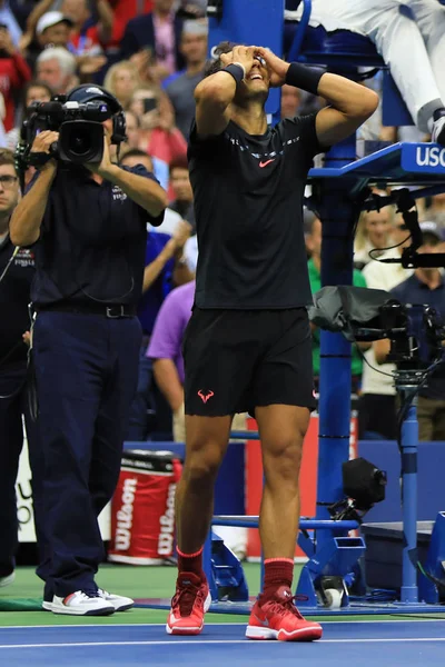 Campionul US Open 2017 Rafael Nadal al Spaniei sărbătorește victoria după meciul final cu Kevin Andersen — Fotografie, imagine de stoc