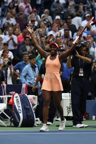 Bize açık 2017 şampiyonu Sloane Stephens Amerika Birleşik Devletleri Madison anahtarları karşı onun son maçı sonrası zafer kutluyor